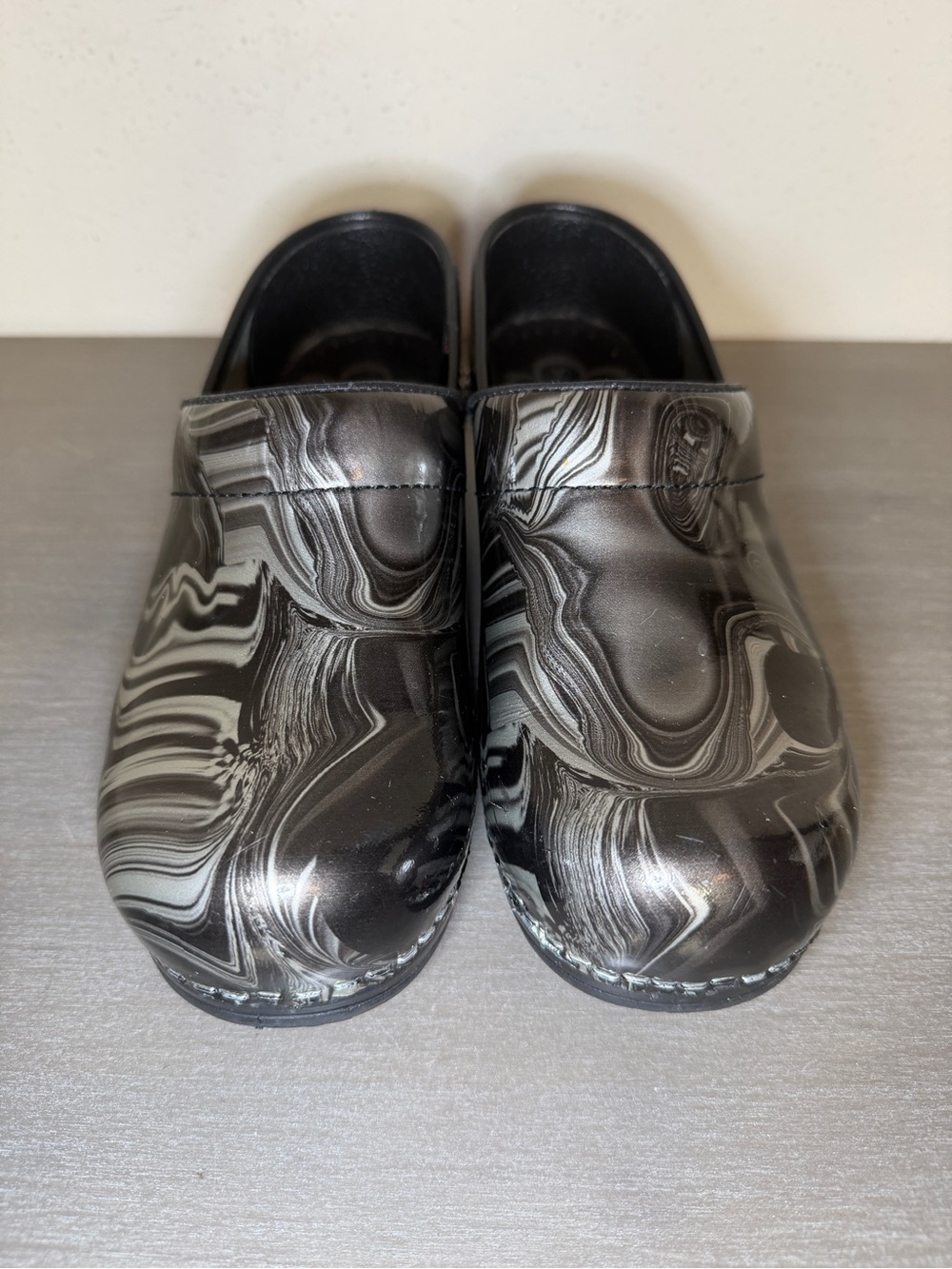 Sanita Original  Black/Silver Grey Abstract Design Patent Clogs Size 37 Very Gd - Picture 5 of 9